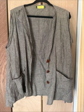 Giselle Shepatin Textured Sleeveless Button Vest in Brown/Black